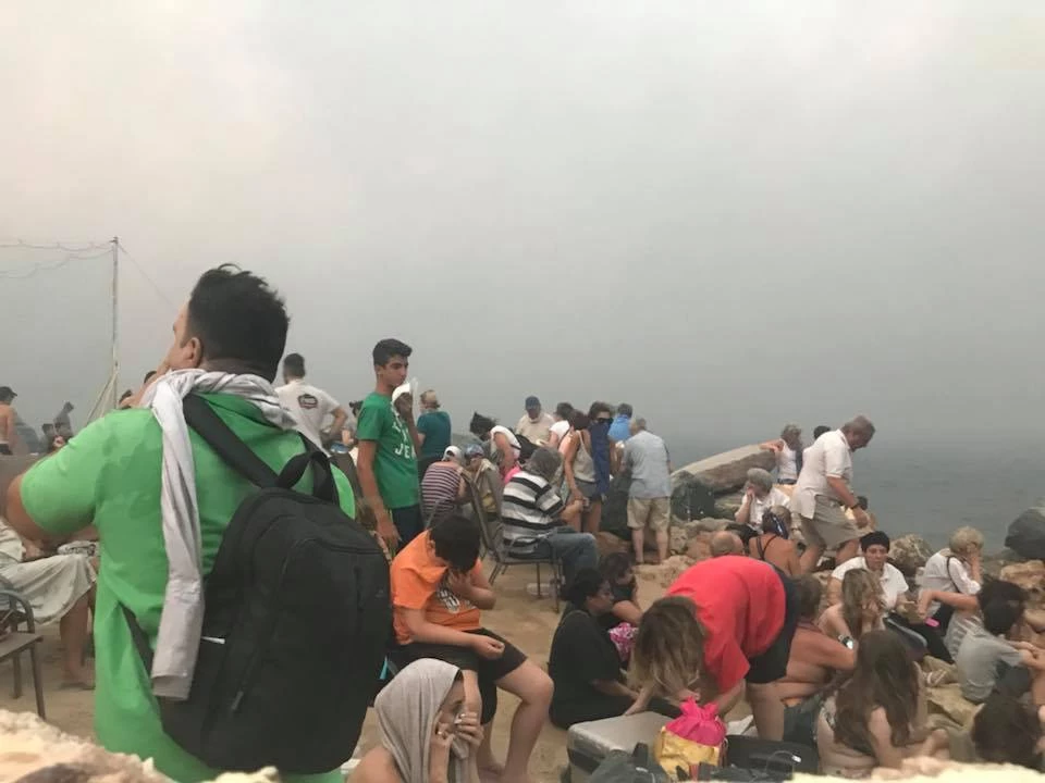 Διεθνή έκκληση Τσίπρα: «Βοηθήστε μας» – Επιστρατεύουν φρεγάτα και αρματαγωγό – Ο κόσμος πηδάει στην θάλασσα για να σωθεί – Βρέθηκε το αγοράκι…